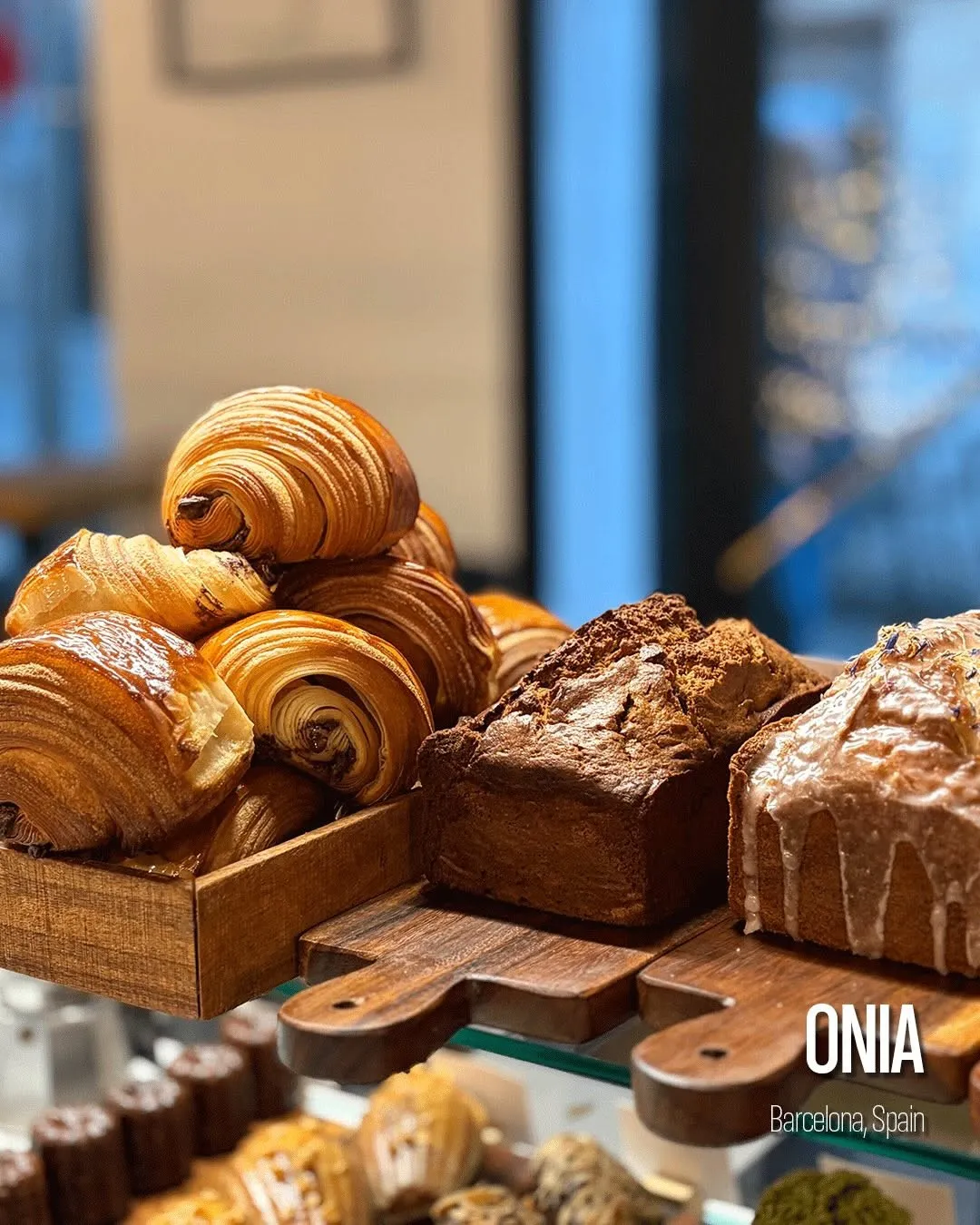 Croissants, napolitanas y bizcochos en la vitrina