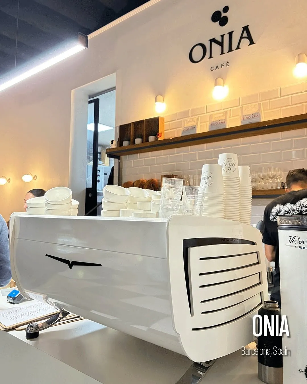 La cafetera blanca bajo el logo de Onia