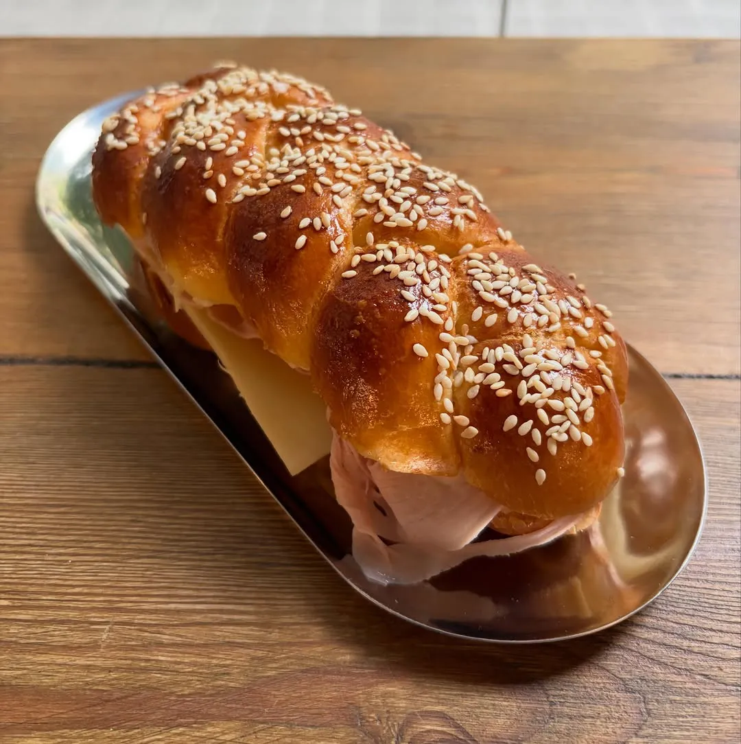 Brioche trenzada con sésamo