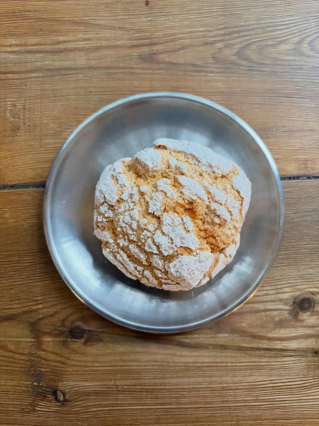 Cookie de limón en un plato de metal