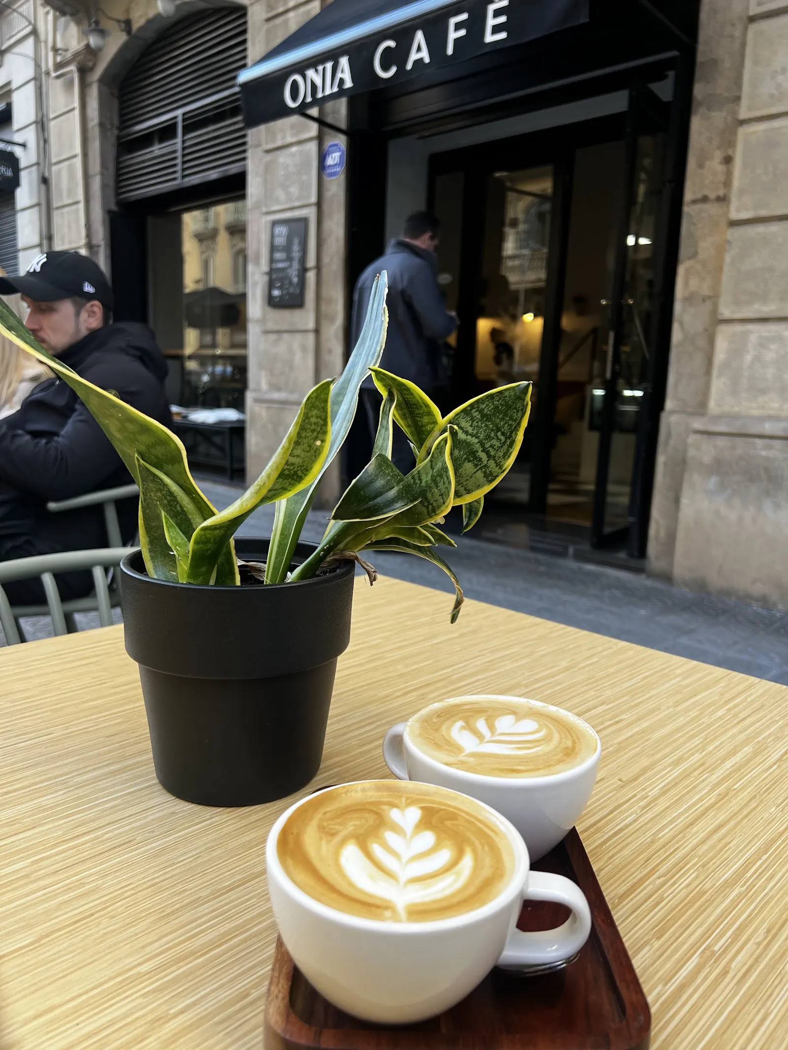 Dos cafés con leche en una mesa de la terraza