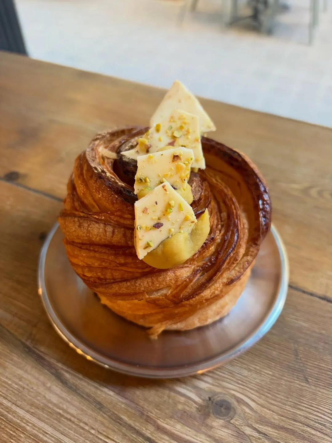 Croissant en espiral con pistacho y chocolate blanco