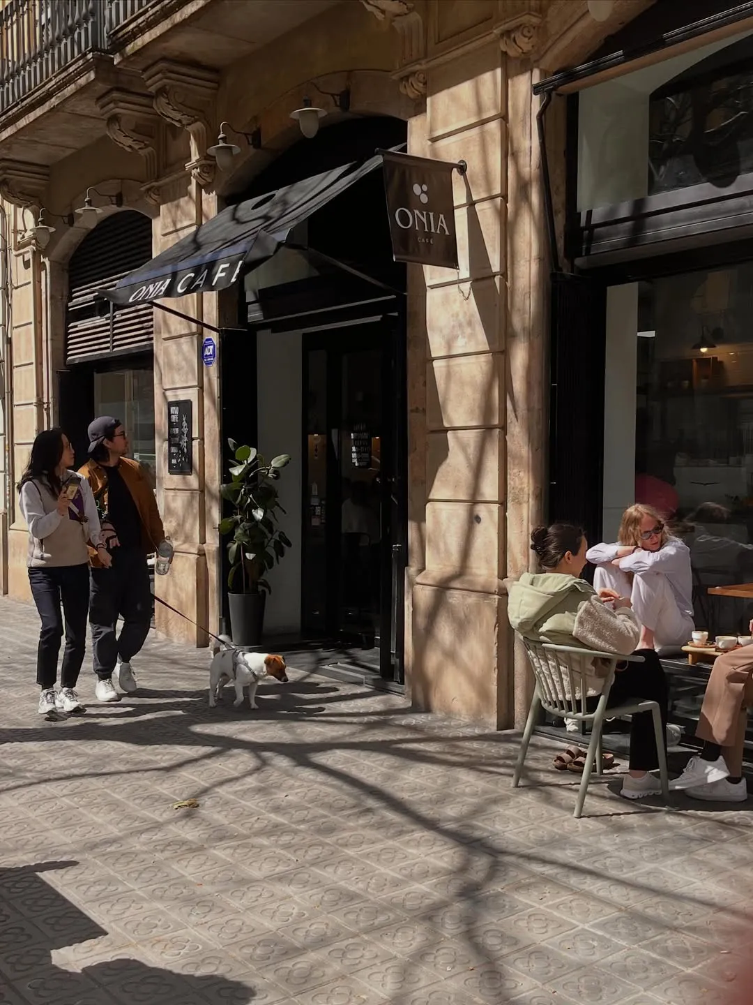 La entrada de Onia Cafè desde el carrer de Casp