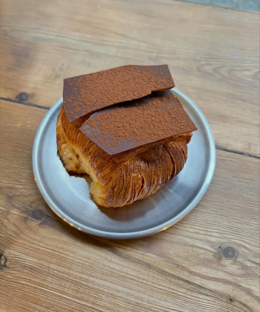 Pan suizo con láminas de chocolate